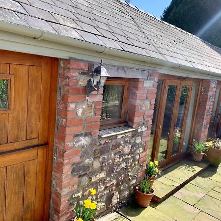 The Old Coach House Apartment Penpergwm Exterior foto