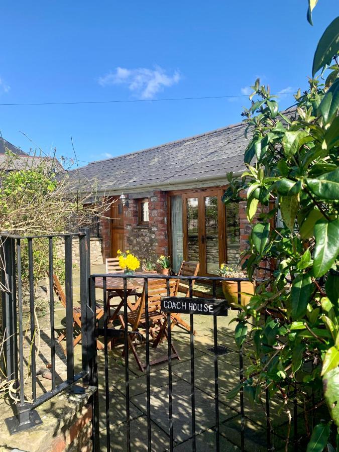 The Old Coach House Apartment Penpergwm Exterior foto